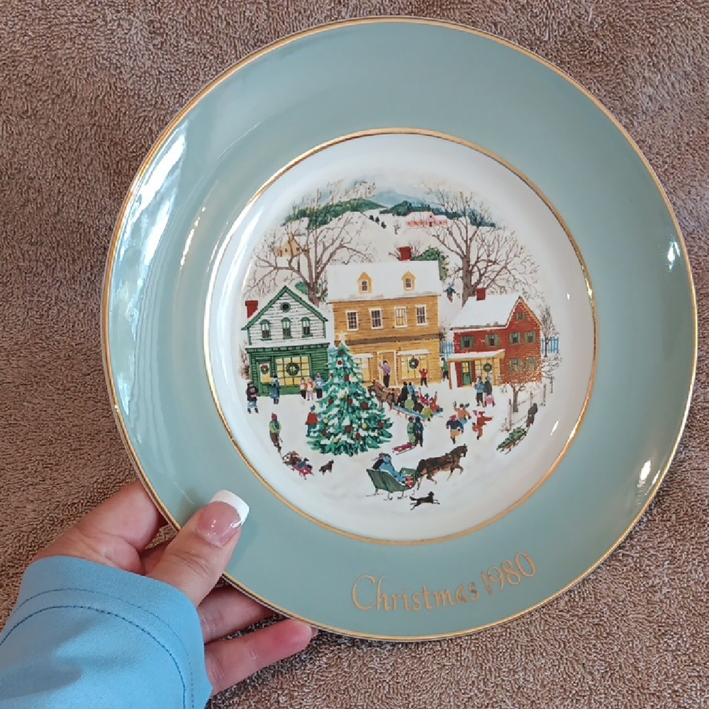 Vintage Christmas Plate with Gold Trim 1980 Avon Products Inc.   3/25